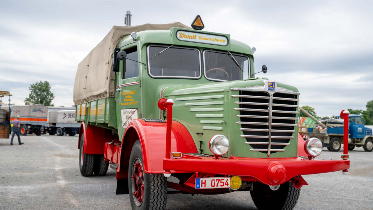Ein Lkw Oldtimer in grün