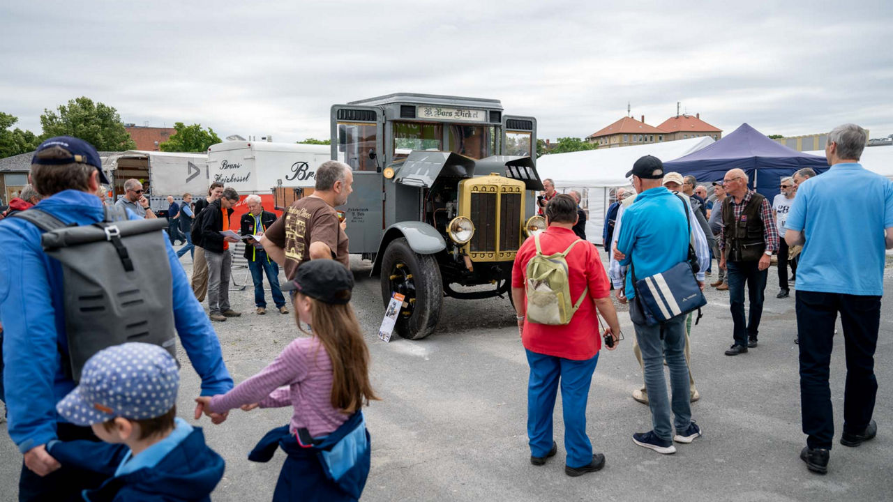 Menschen betrachten Lkw Oldtimer