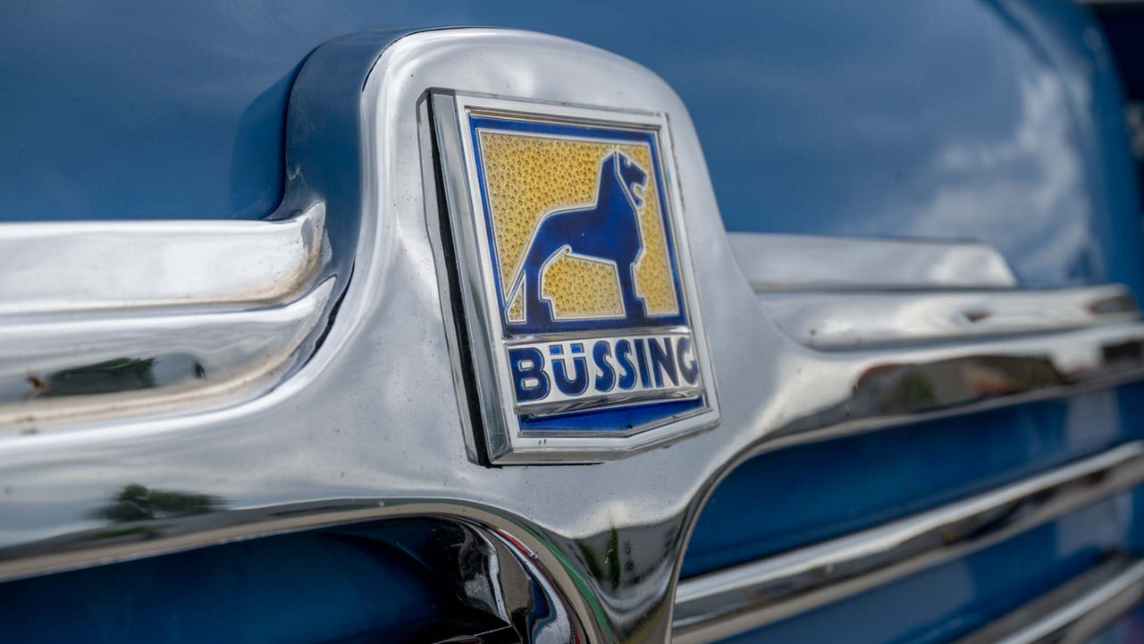 Das Logo von Büssing, der Braunschweiger Löwe, auf dem Kühlergrill eines Oldtimers
