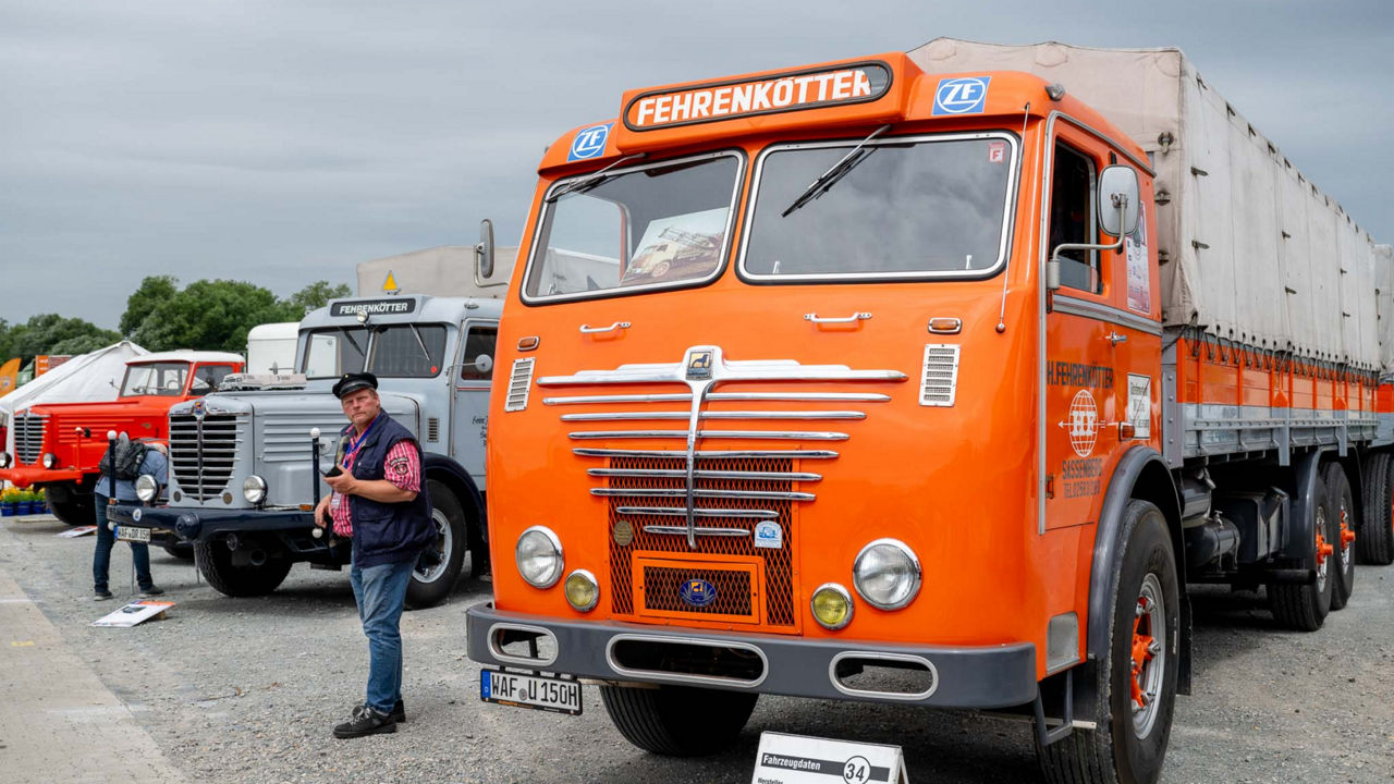 Ein orangener MAN Lkw Oldtimer