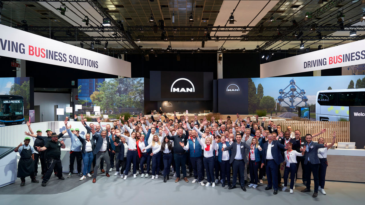 Many people participating in the trade fair have gathered for a photo