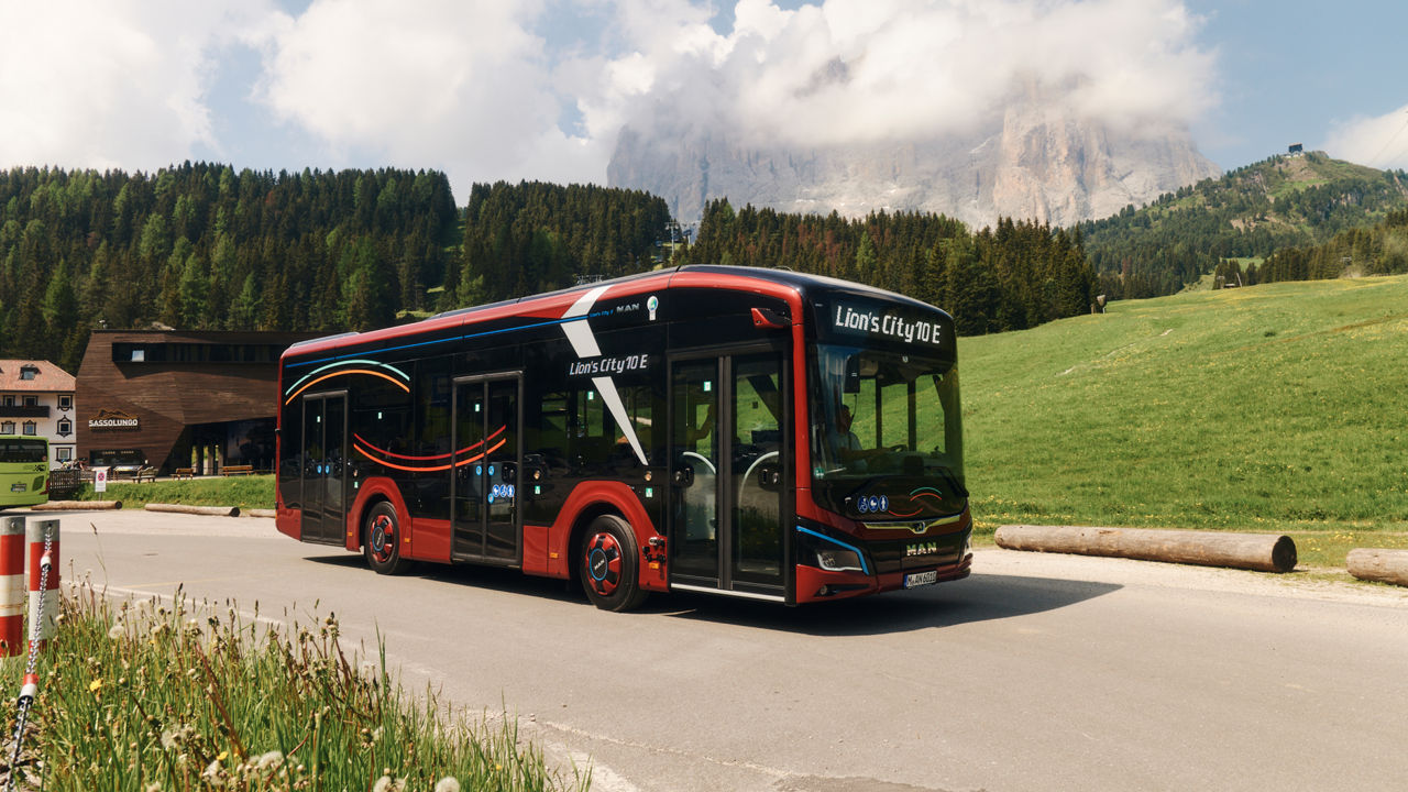 The MAN Lion's City 10 E drives through the mountains