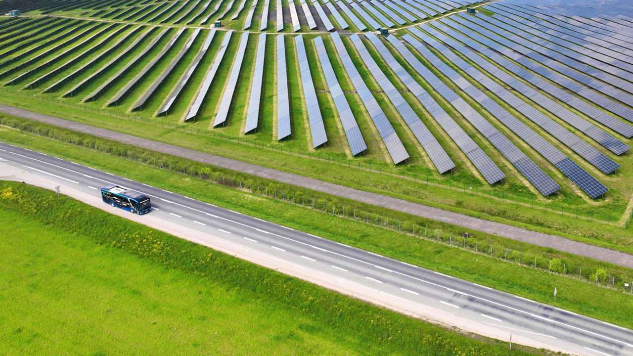 Ein Solarpark mit einem vorbeifahrenden MAN-Lkw