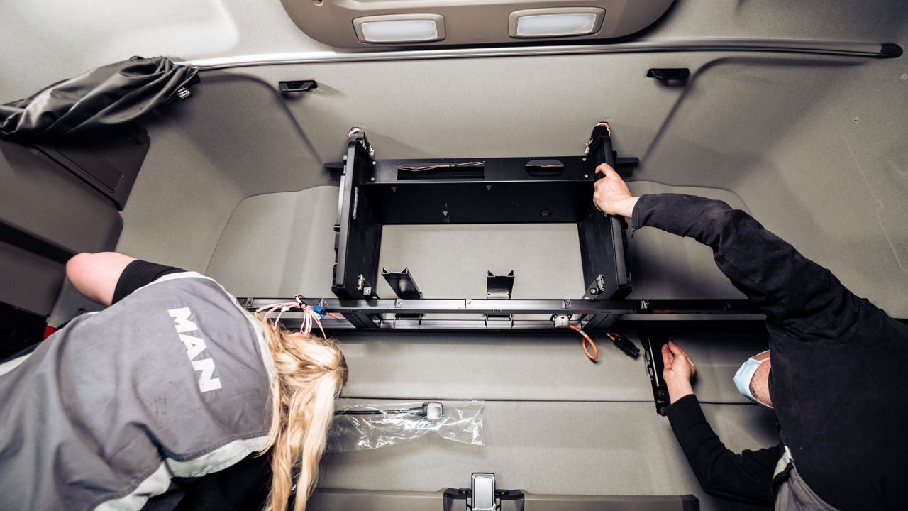 Handwerkliche Demontage von zwei MAN-Mitarbeitern