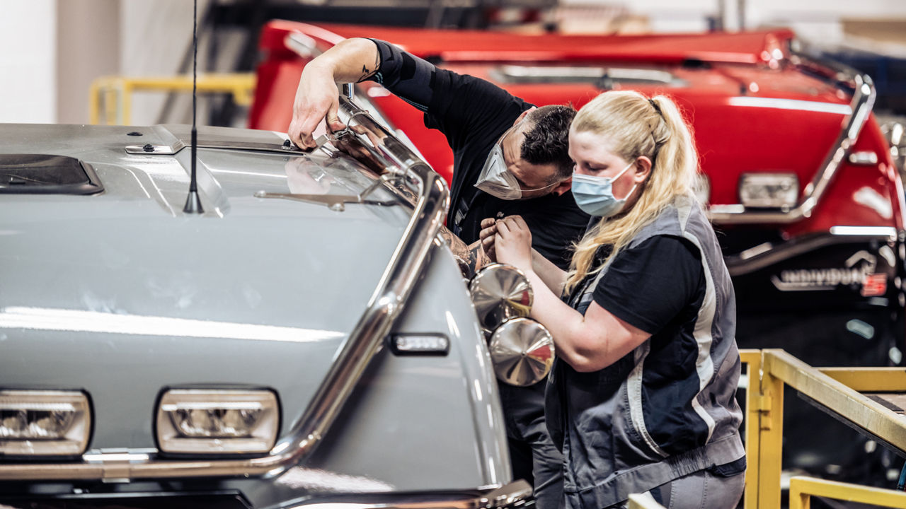 Montage von dem mehrteiligen Chrom-Lampenbügel mit vier Zusatzscheinwerfern