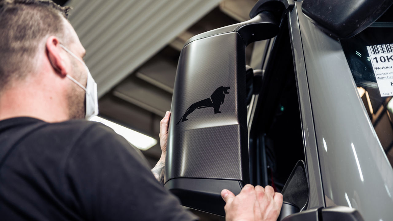 Spiegelkappen in Carbon-Optik mit dem klassischen MAN Löwen