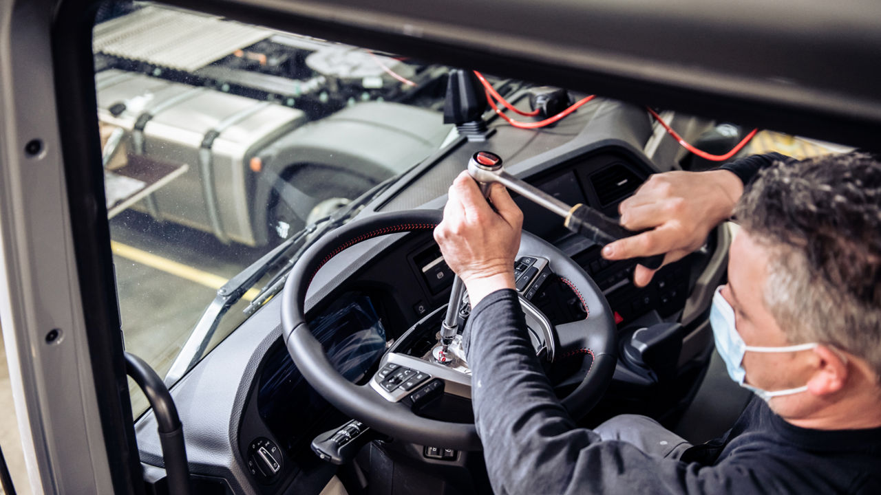 Montage des Multifunktions-Lederlenkrads