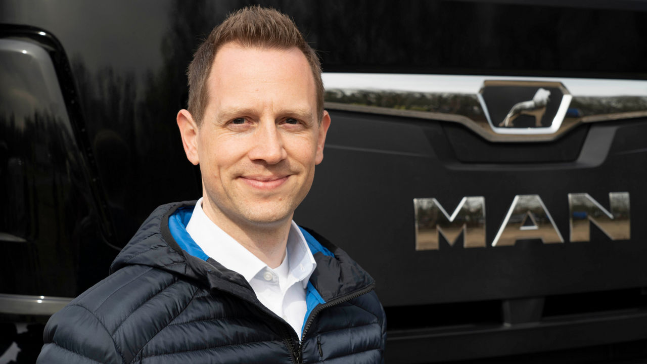 Christop Jeßberger steht vor einem MAN Lkw