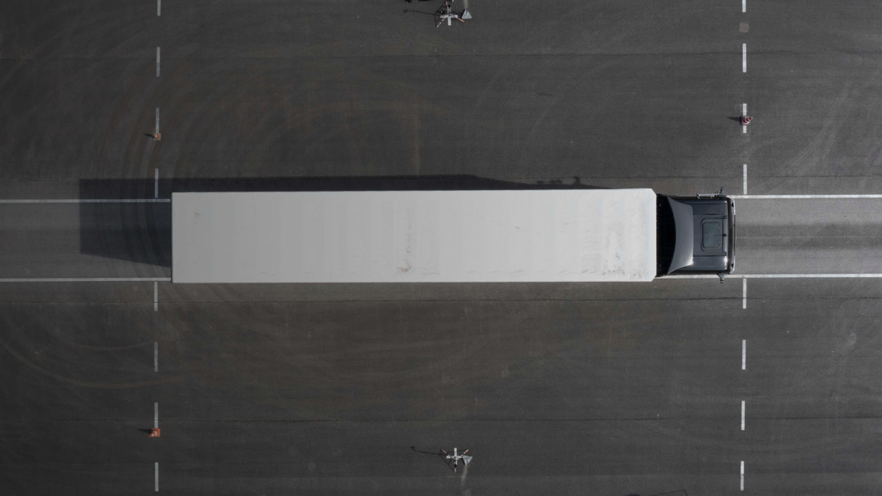 Ein Lkw auf einer Straße aus der Vogelperspektive