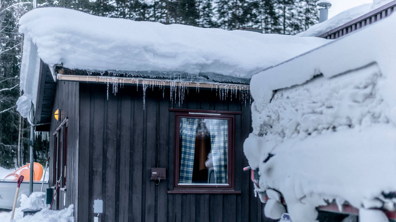 Ansicht eines Hauses in einer norwegischen Schneelandschaft