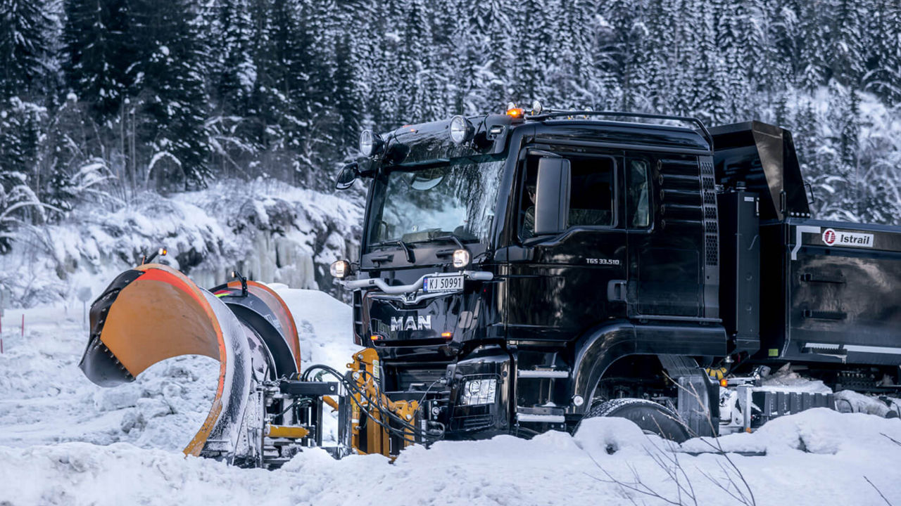 Ein MAN TGS mit einem Schneepflug fährt durch die norwegische Schneelandschaft