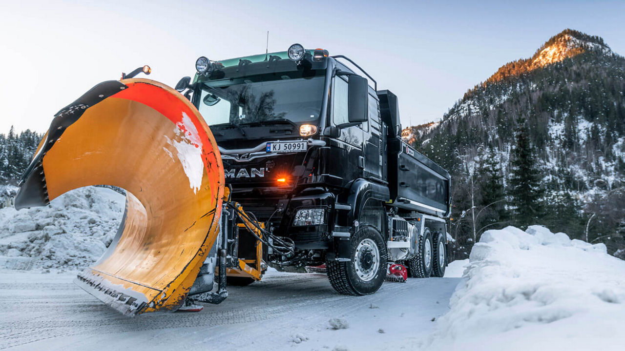 Ein MAN TGS mit einem Schneepflug fährt durch die norwegische Schneelandschaft