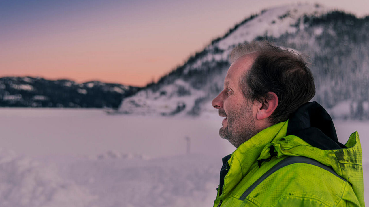 Ronny Andersen, ein Unternehmer aus Norwegen, schaut nach links in einer Schneelandschaft