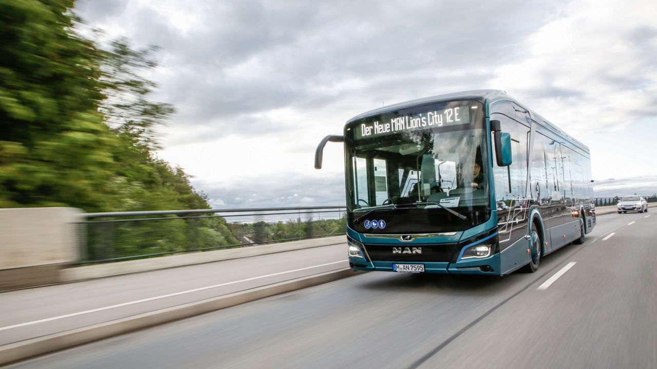 Ein MAN Lion’s City 12E fährt auf einer Brücke.