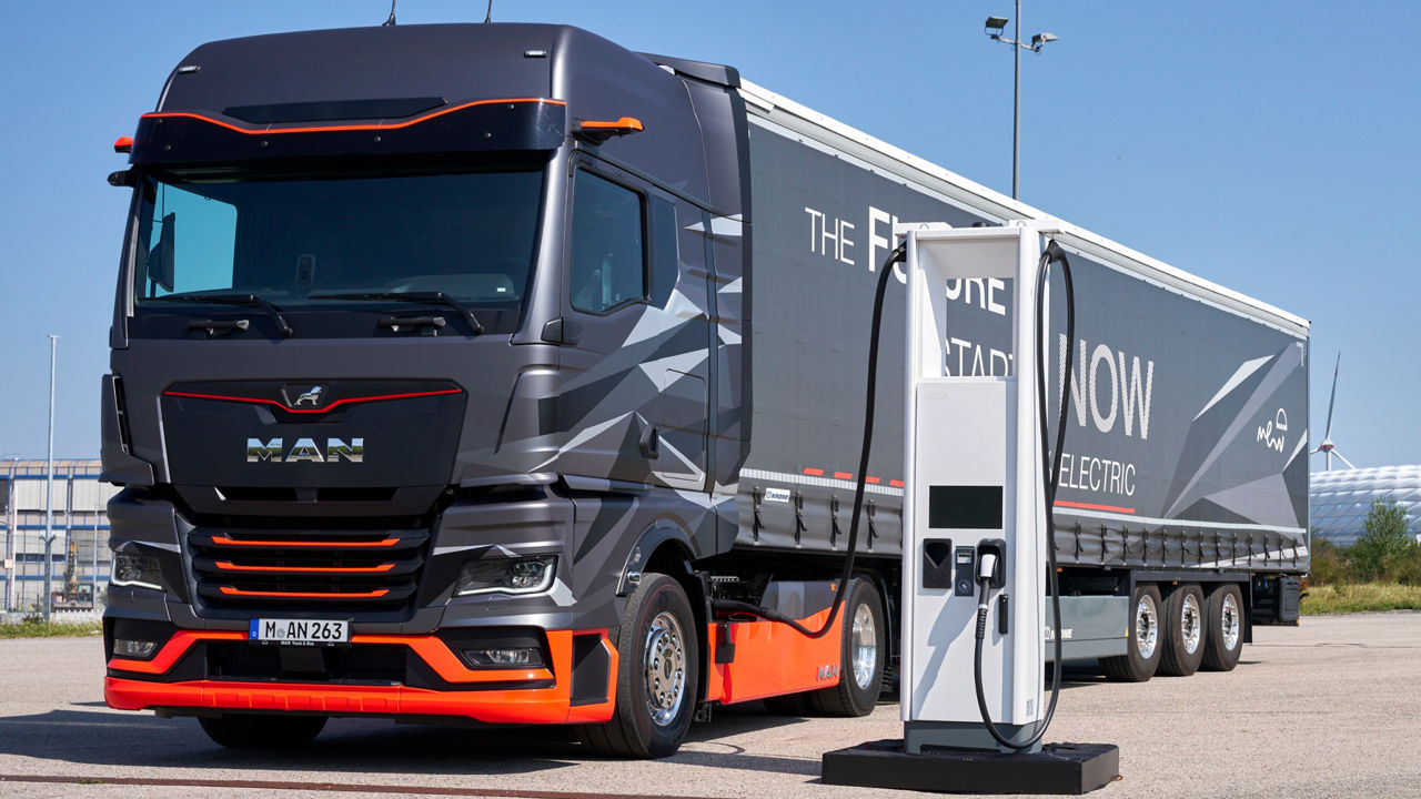 Der neue E-Truck von MAN lädt an einer Ladestation