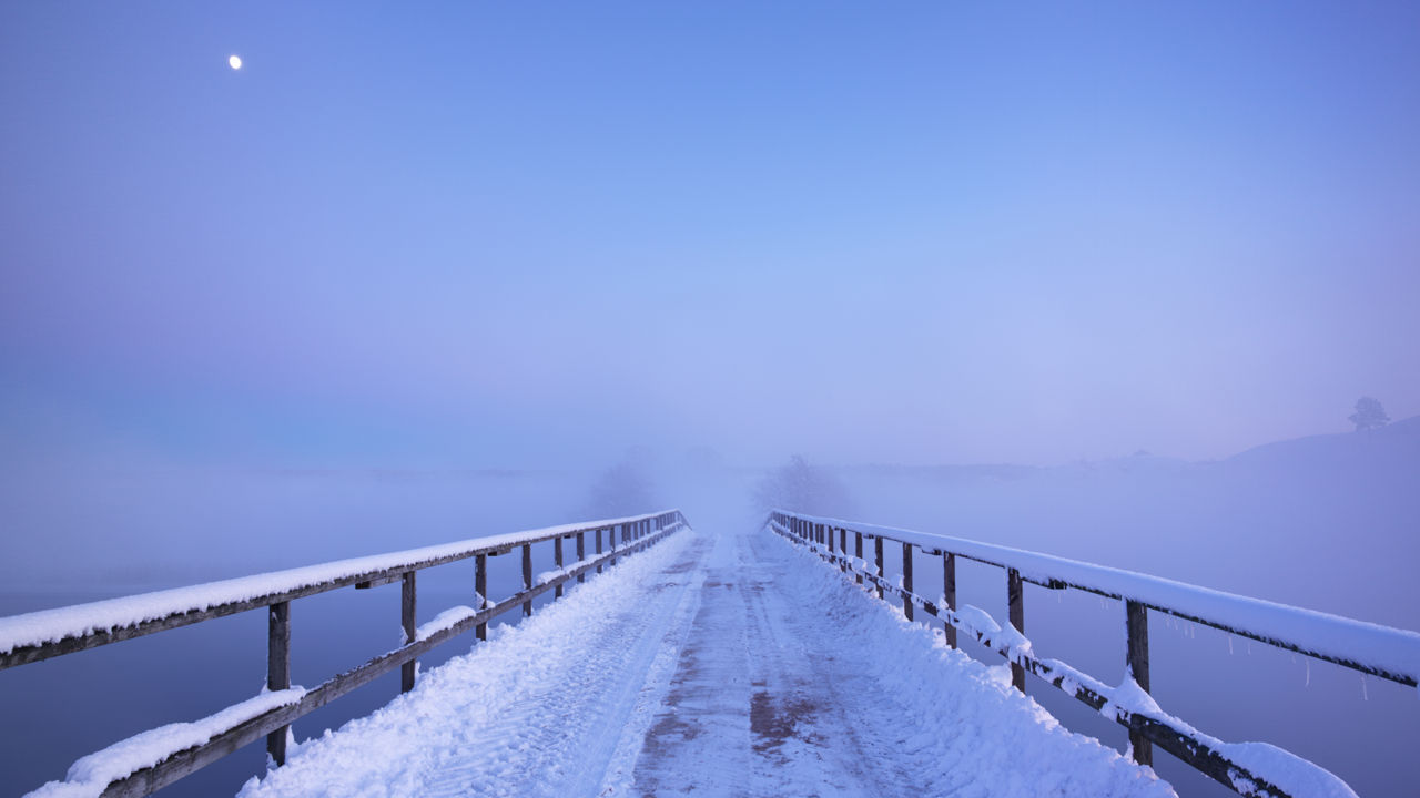 Bild einer Brücke, die mit Schnee und Eis bedeckt ist