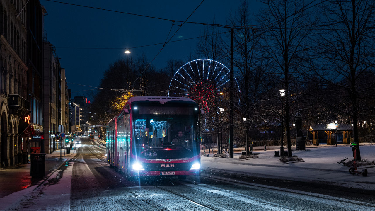 Ein MAN Lion's City 18 E in der verschneiten Stadtlandschaft von Oslo.