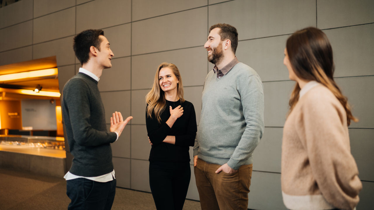 Eine Gruppe junger Leute unterhält sich