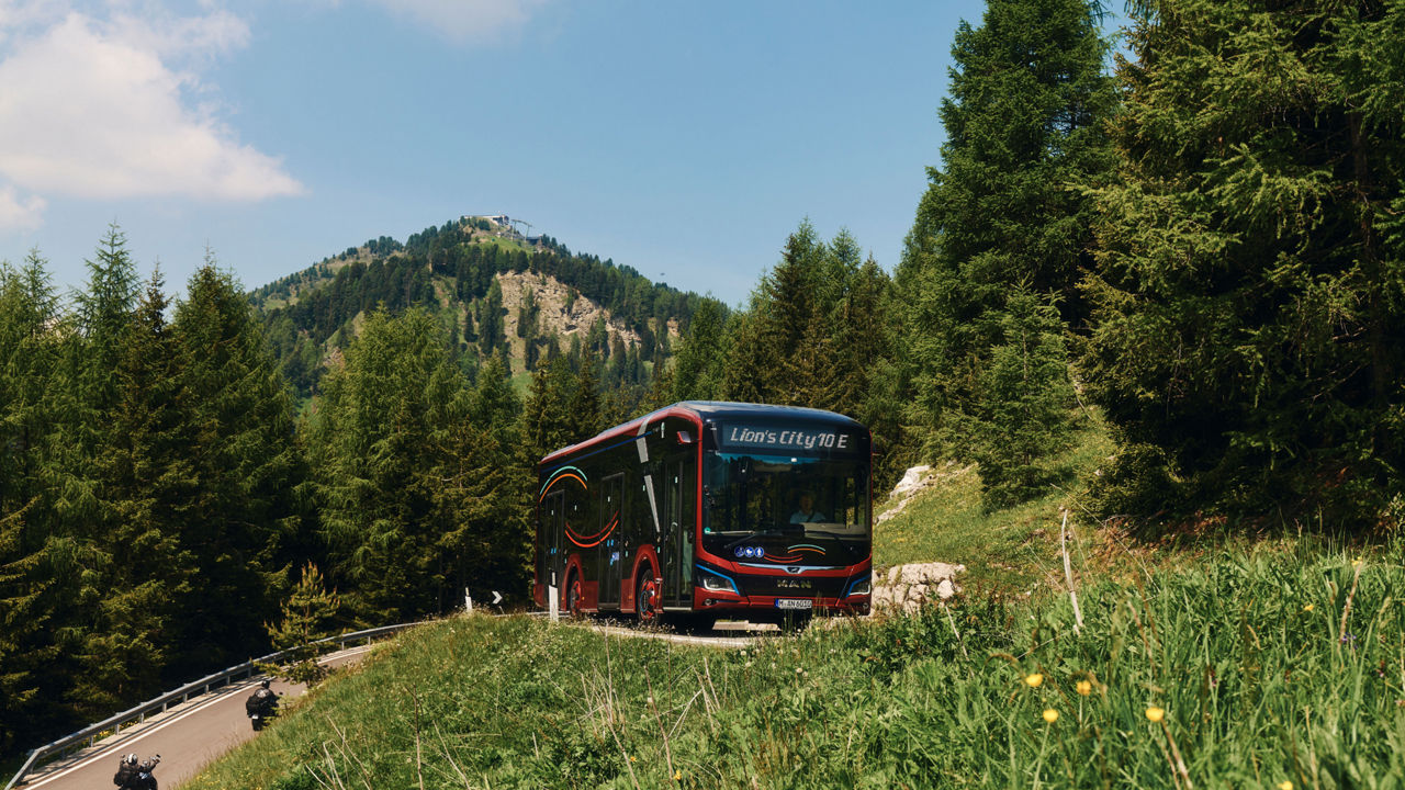The Lion's City 10 E drives on a green-covered road