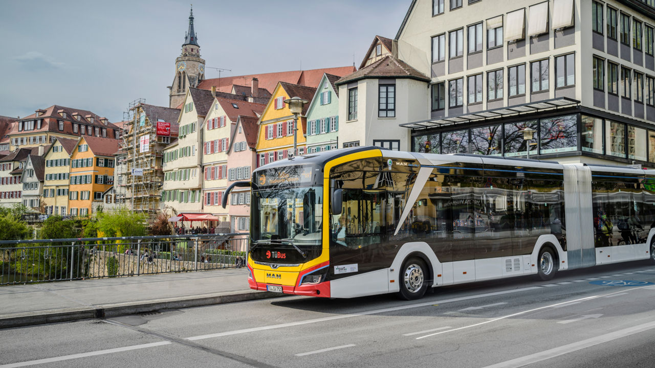 The new MAN Lion's City 18 E against the backdrop of the old town of Tübingen