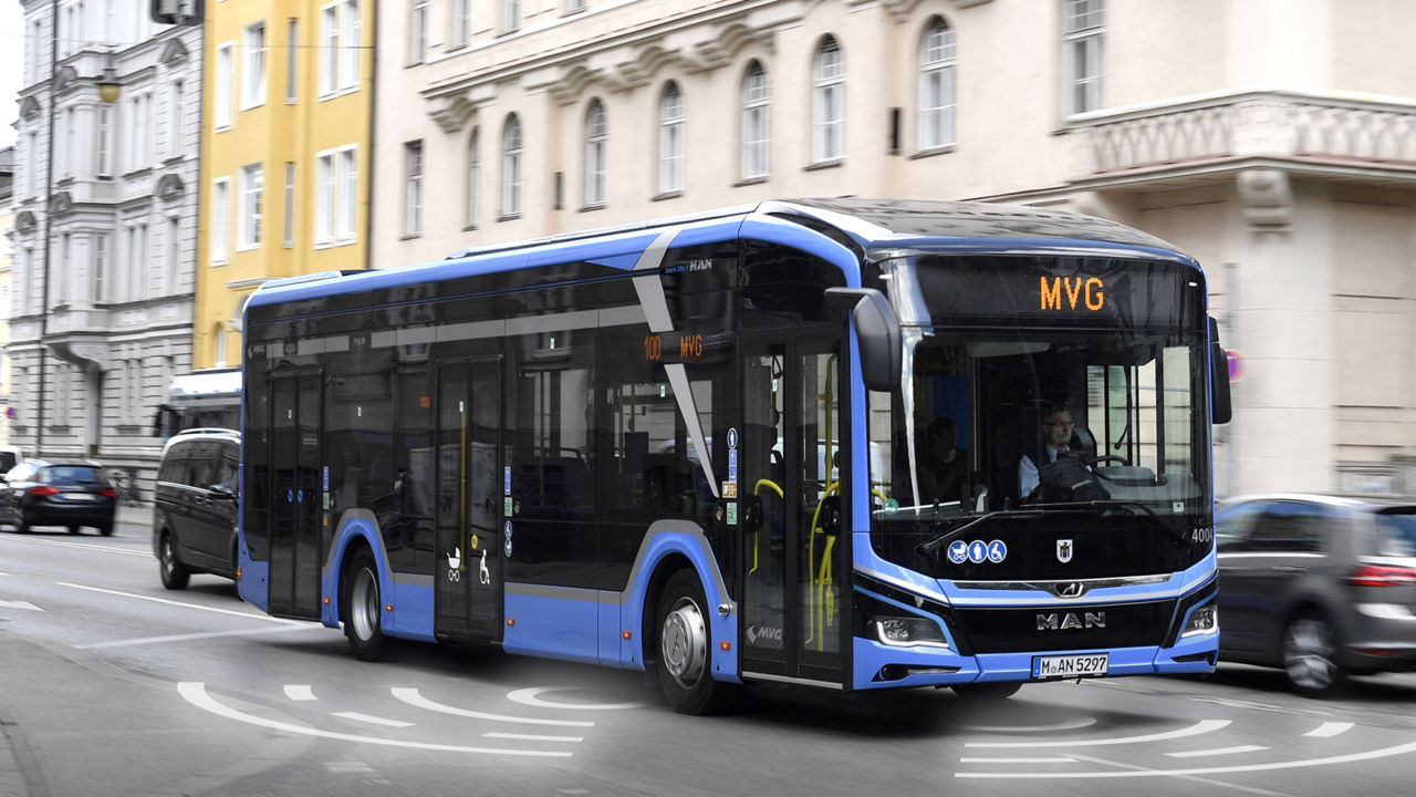 Blauer Elektrobus von MAN in Bewegung auf einer Stadtstraße
