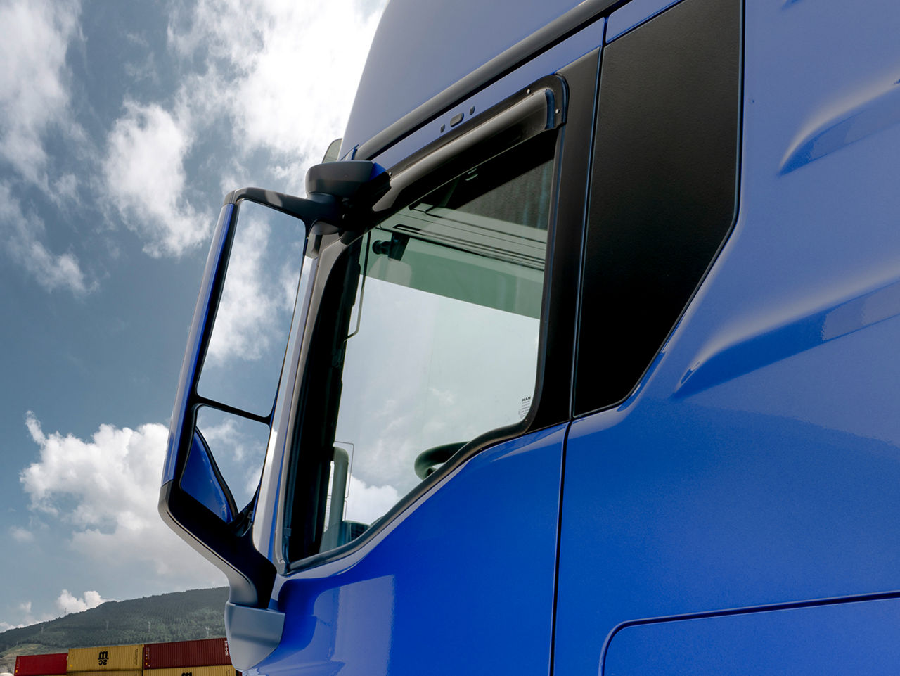 Wind deflector, dark