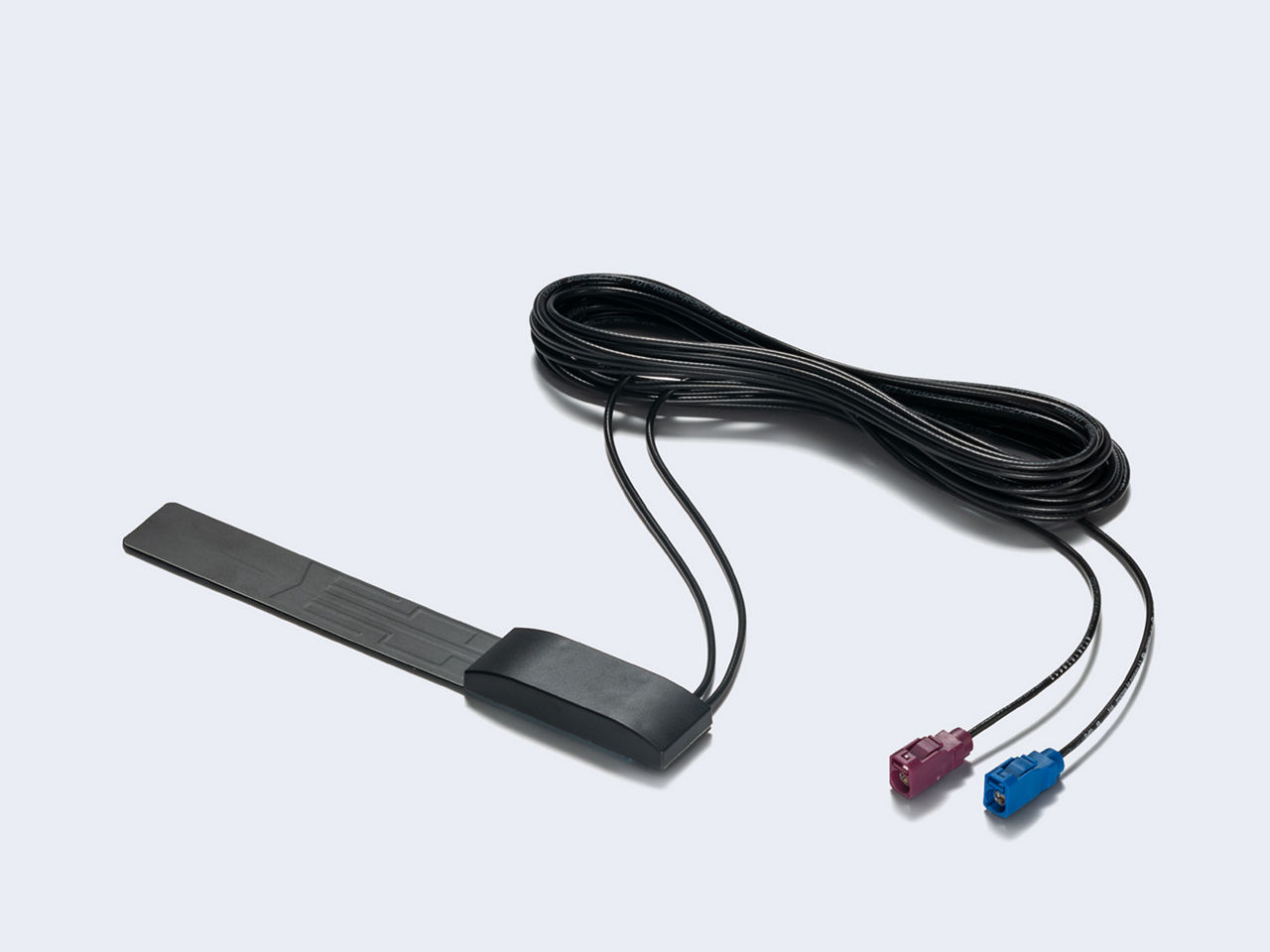 1600x1200-infotainment-LTE-GNSS-bonding-antenna.jpg