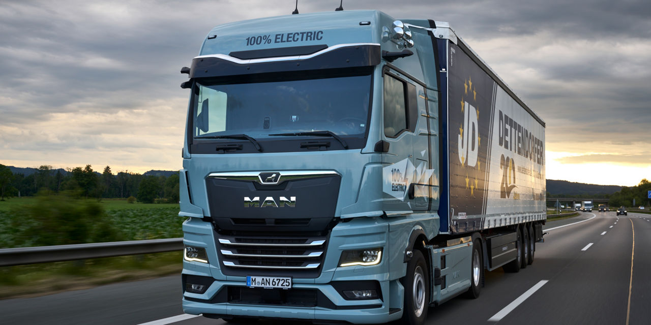 MAN eTGX auf der Autobahn im Sonnenuntergang.