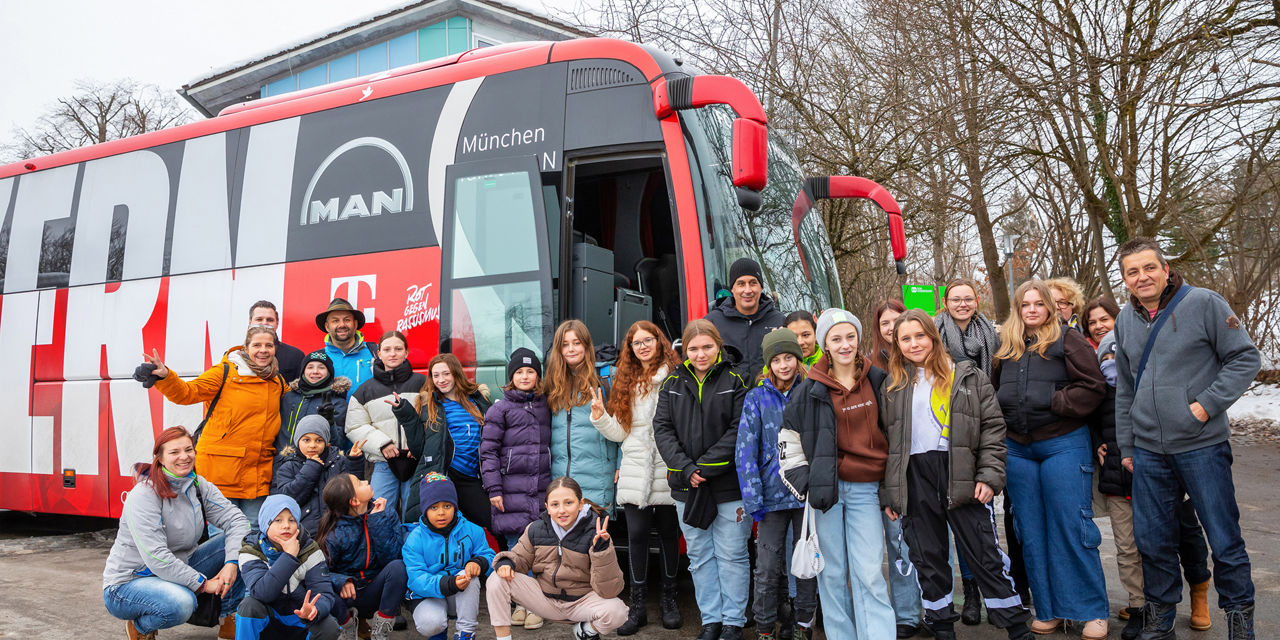 The children in front of the FC Bayern MAN team bus