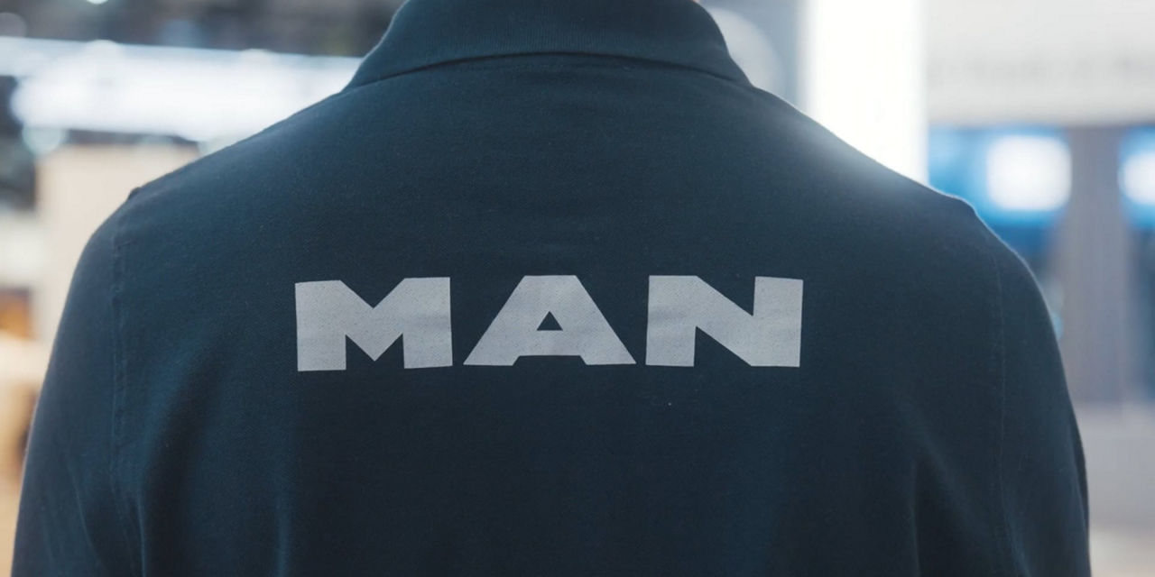Eine Jacke mit dem MAN-Schriftzug auf dem Rücken