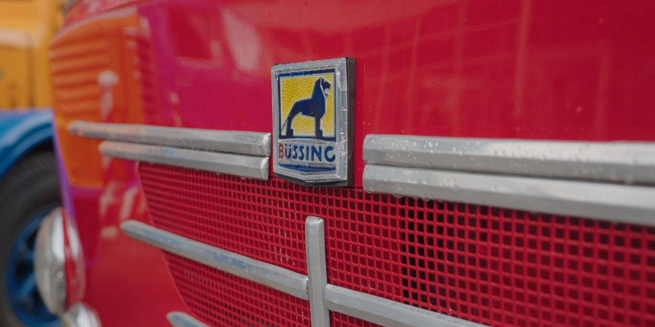 Der Braunschweiger Löwe auf dem Kühlergrill eines Lkw Oldtimers von Büssing