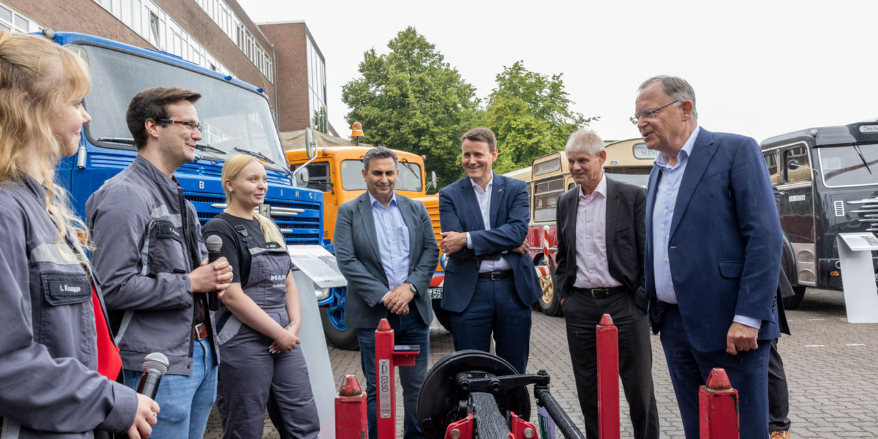 Ministerpräsident Weil spricht mit MAN Auszubildenden