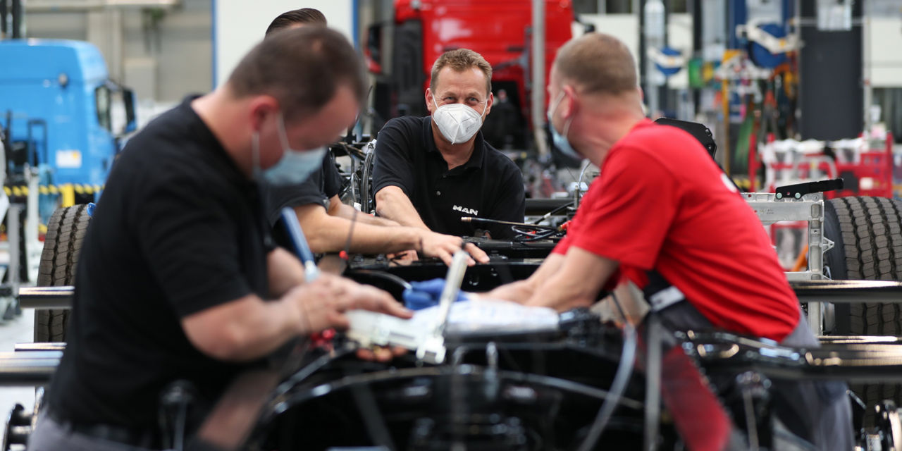 Mitarbeiter bei der Fertigung eines Lkw