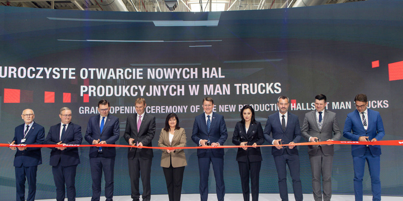 Eine Gruppe Menschen steht hinter einem roten Band, das zerschnitten wird