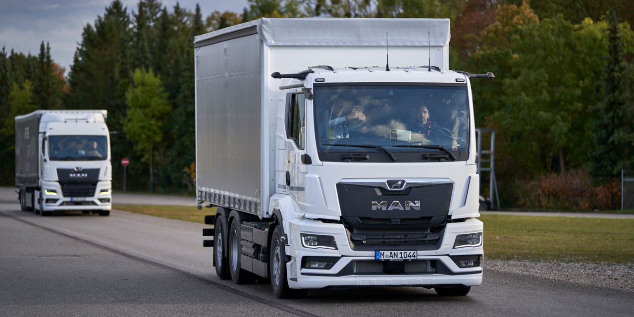 Zwei weiße Lkw, die sich nacheinander bewegen