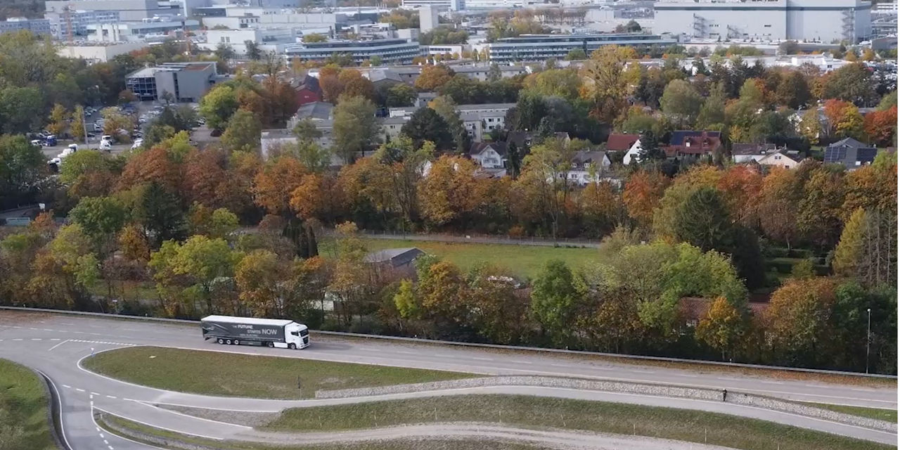 Blick von oben auf den Lkw bei der Fahrt über die Straße