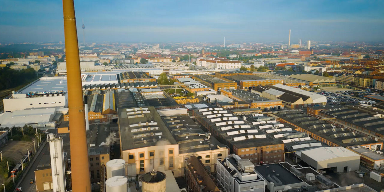 Einblick in die Industriezone, wo die Großserienproduktionshalle für Batterie-Packs entstehen wird