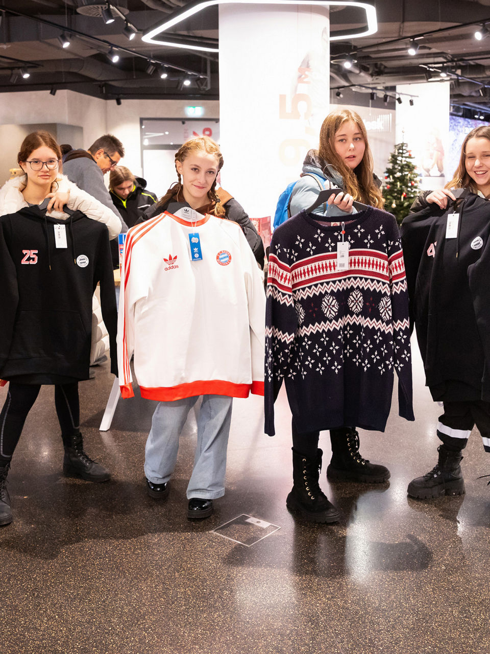 Children with gifts from the FC Bayern München shop