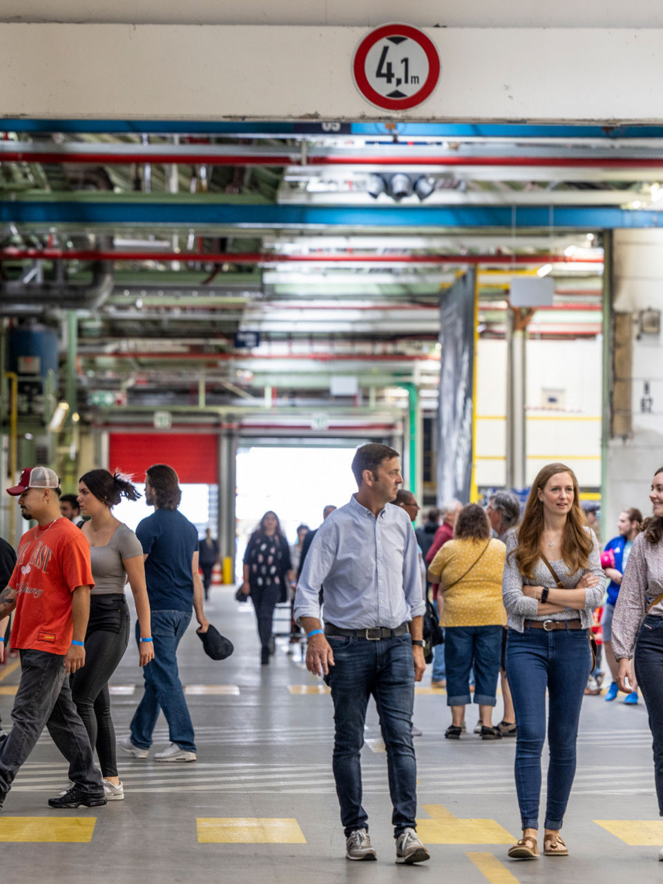 Menschen laufen durch das Werk von MAN