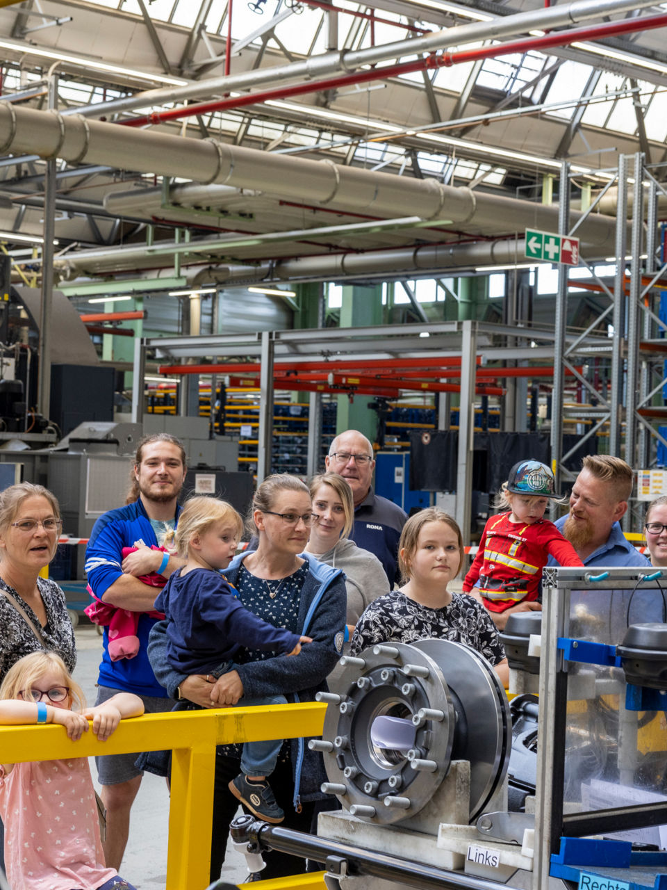 Menschen stehen vor Maschinen in einem Werk von MAN