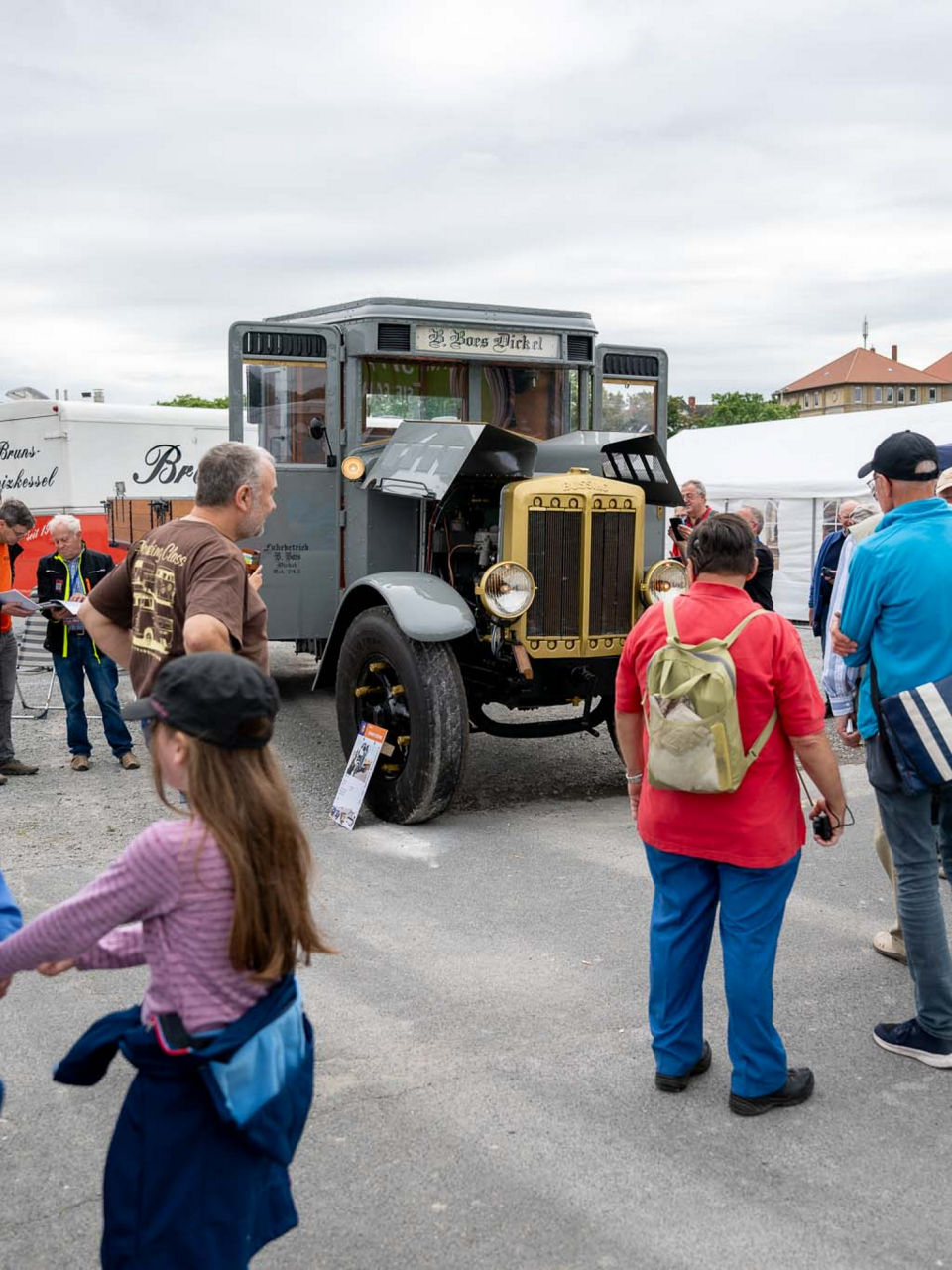 Menschen betrachten Lkw Oldtimer