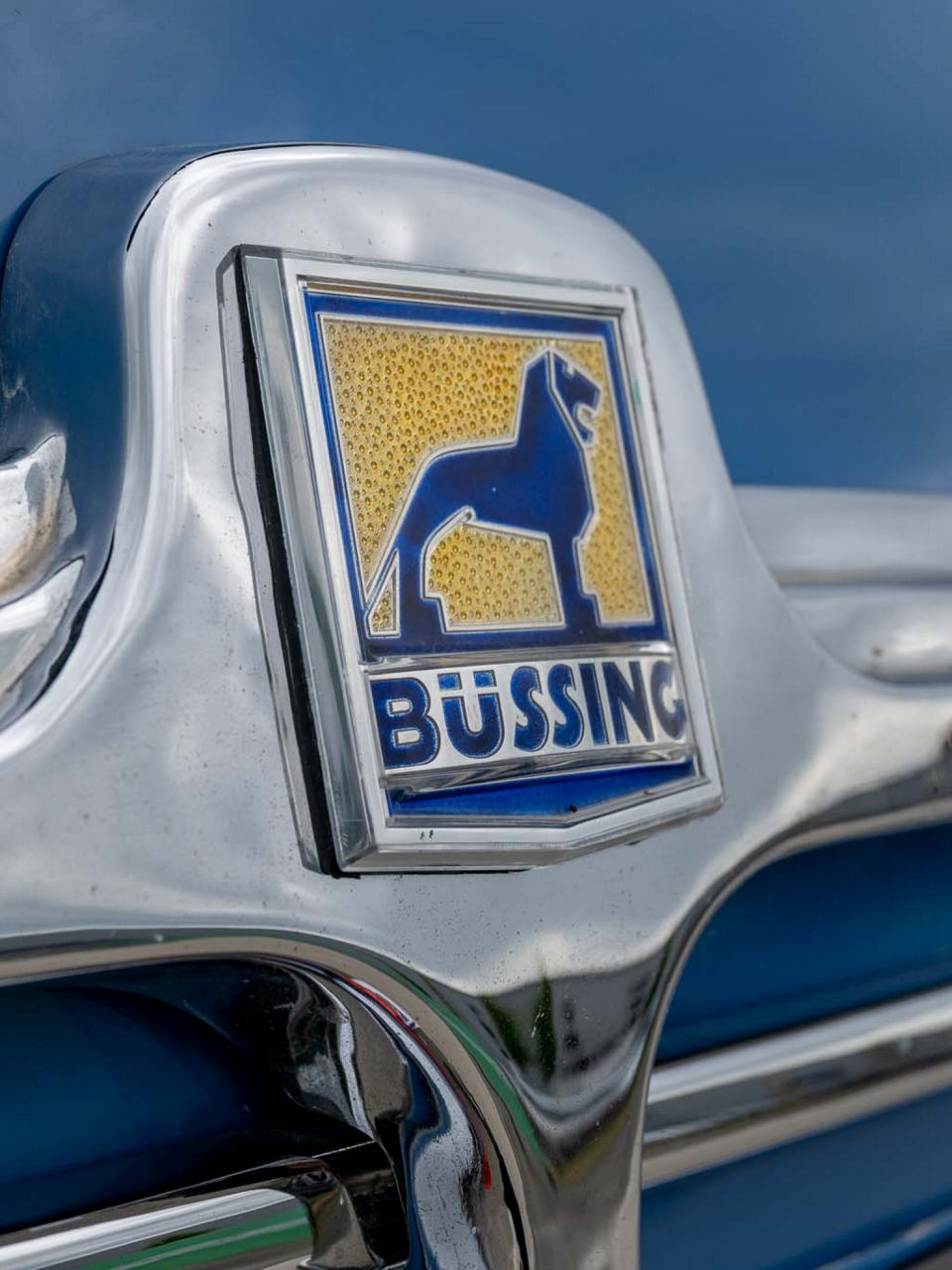 Das Logo von Büssing, der Braunschweiger Löwe, auf dem Kühlergrill eines Oldtimers