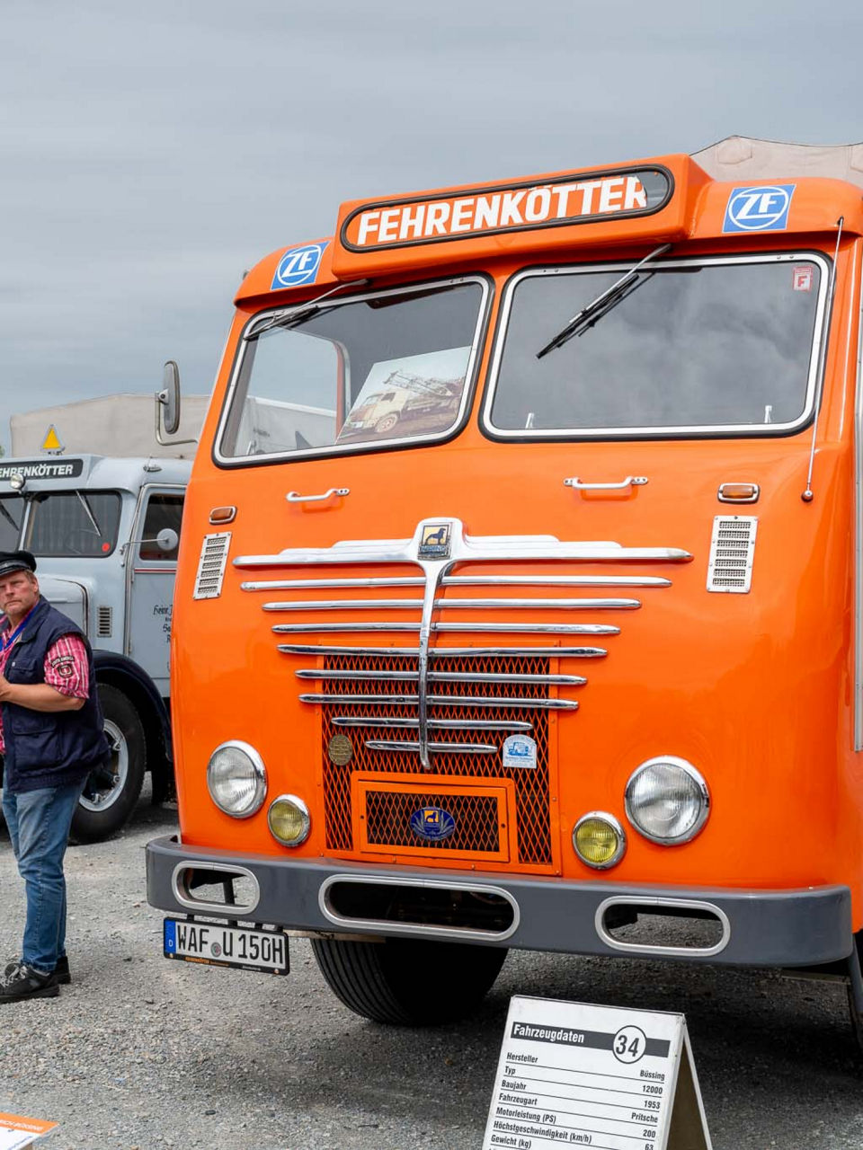 Ein orangener MAN Lkw Oldtimer