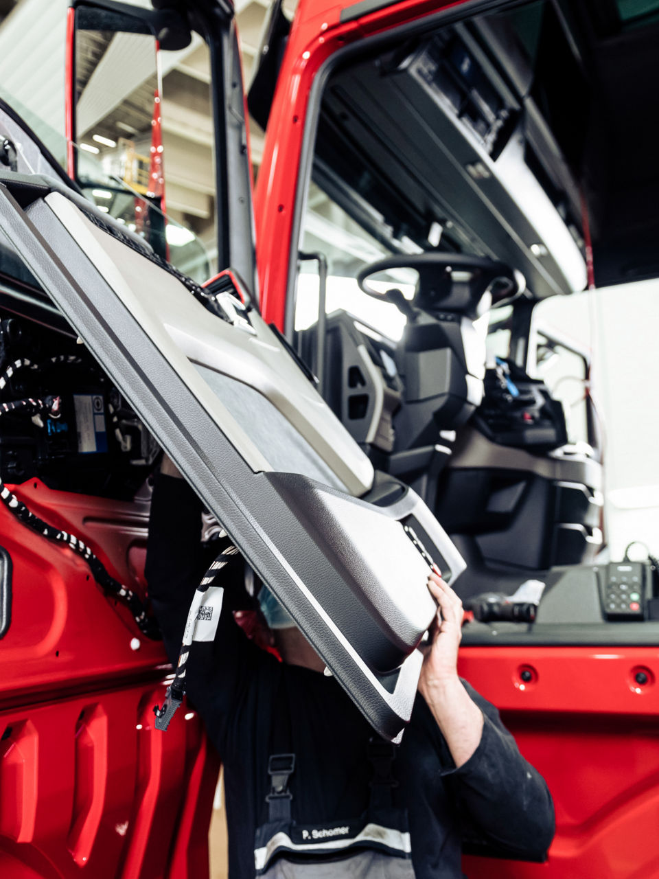 Ein Mitarbeiter tauscht die Türinnenverkleidung auf der Fahrerseite aus
