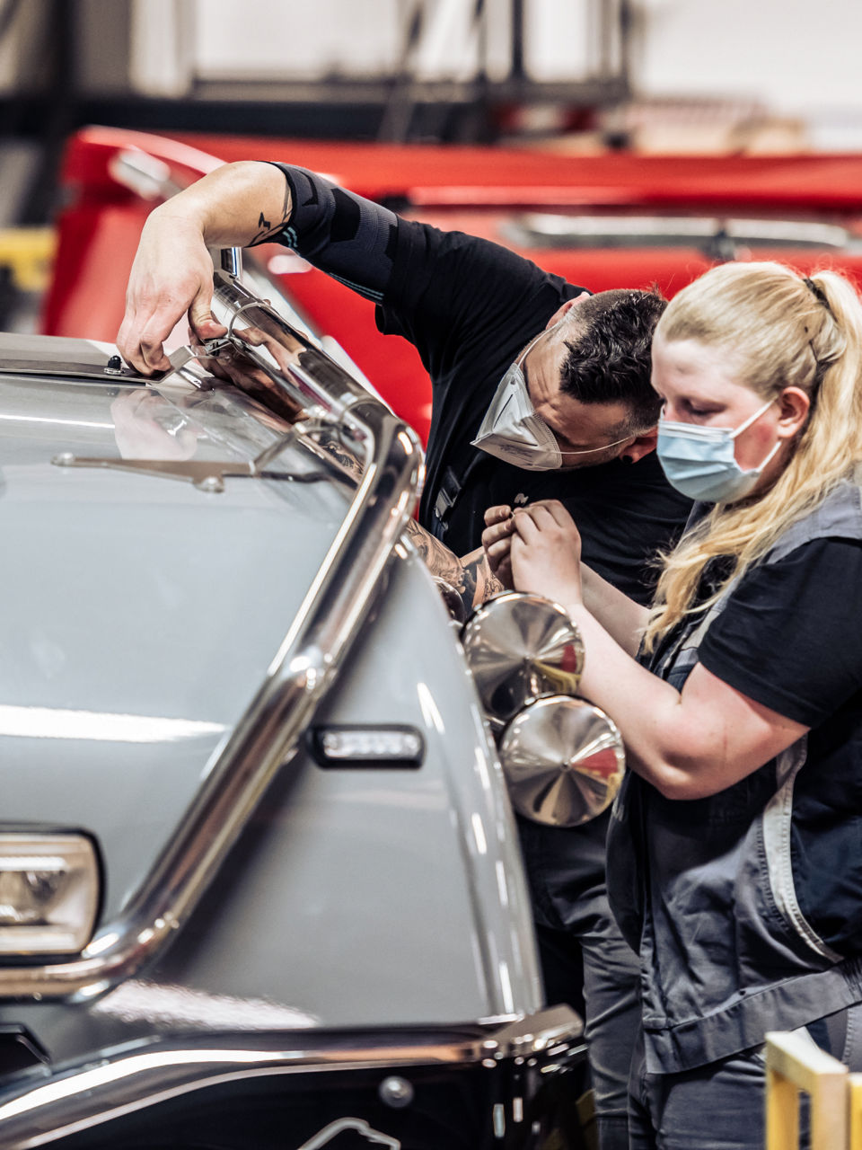 Montage von dem mehrteiligen Chrom-Lampenbügel mit vier Zusatzscheinwerfern