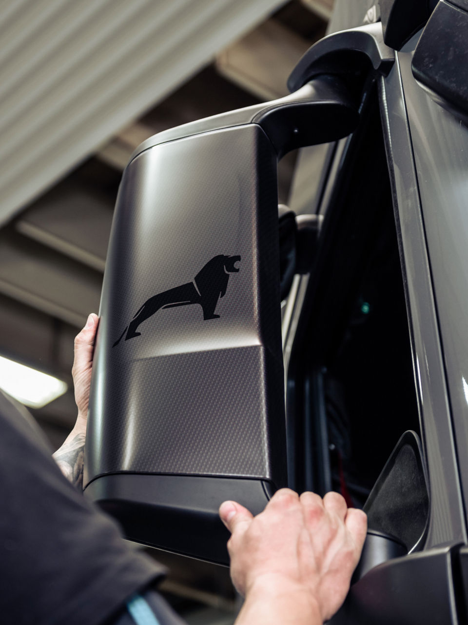 Spiegelkappen in Carbon-Optik mit dem klassischen MAN Löwen