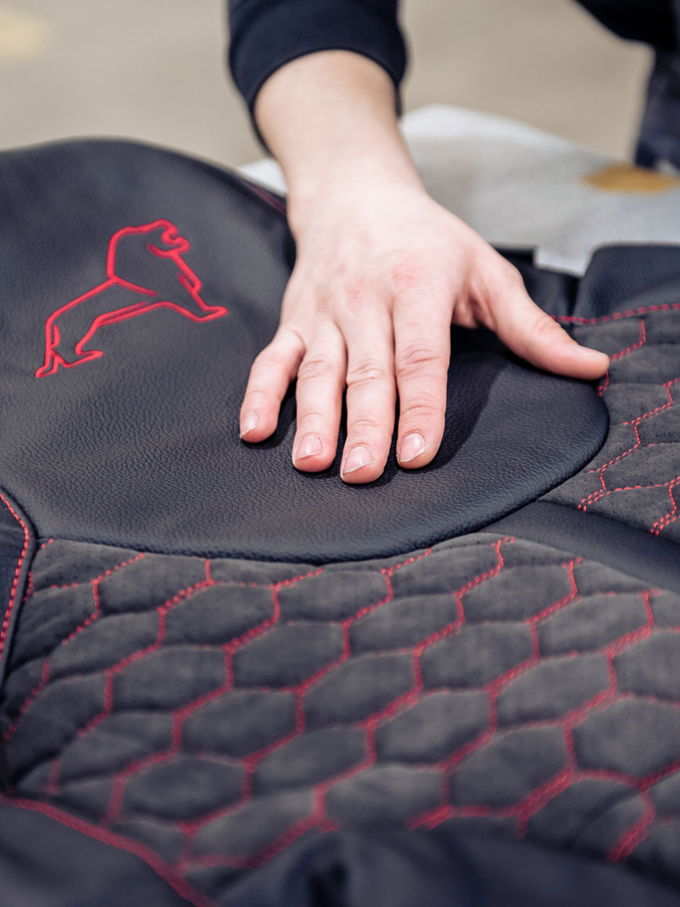 Textilsitzbezüge mit einer Kombination aus schwarzem Leder und roter Diamant-Steppung