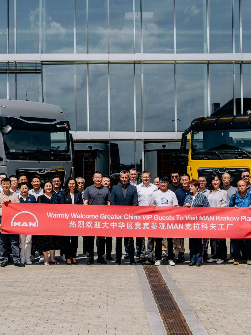 Eine Gruppe Menschen steht hinter einem großen Banner