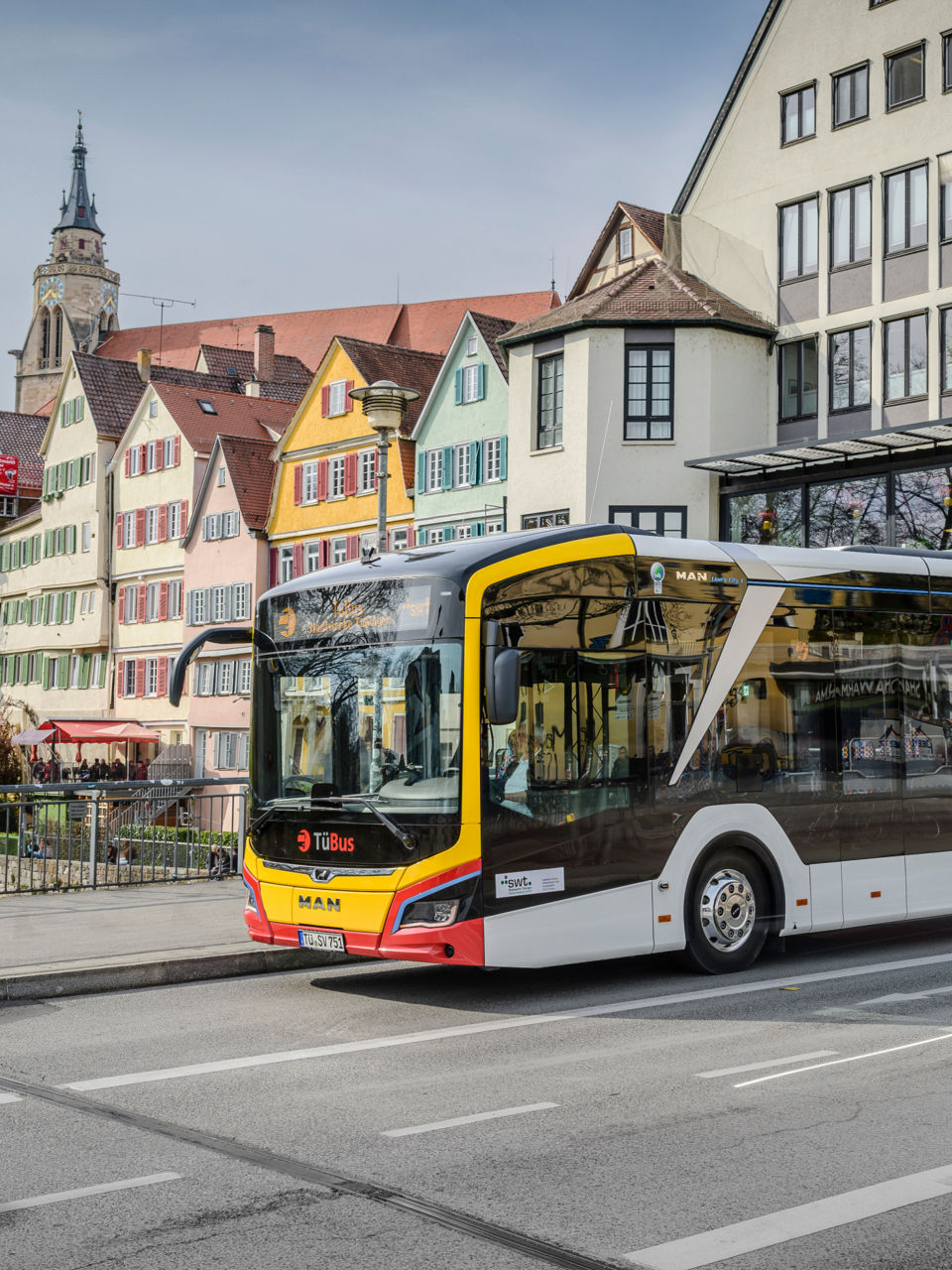 The new MAN Lion's City 18 E against the backdrop of the old town of Tübingen