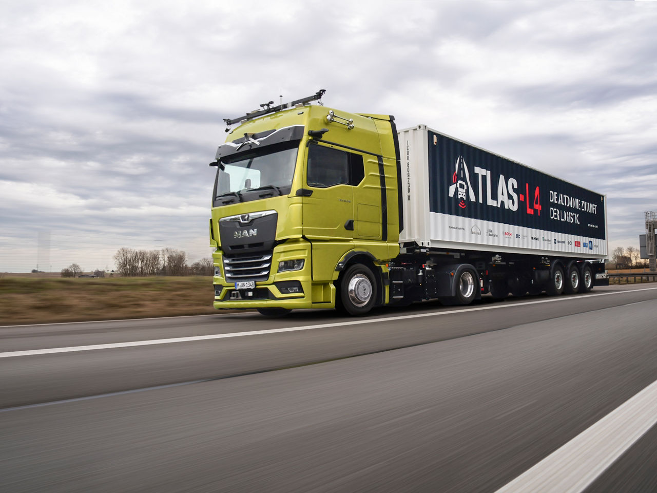 4-3---2400-x-1800-px-MAN-Atlas-Truck-auf-strasse.jpg